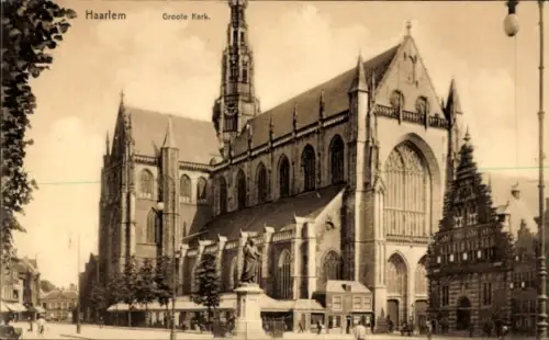 Ak Haarlem Nordholland Niederlande,  Groote Kerk, Statue, Bäume, Marktplatz