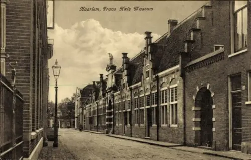 Ak Haarlem Nordholland Niederlande, Straße in  Frans Hals Museum, Laterne, Wolken