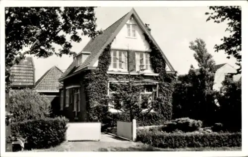 Ak Limmen Nordholland Niederlande, Haus mit Efeu, Garten, Zaun, Bäume,  aus Limmen