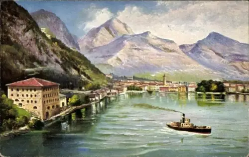 Ak Riva del Garda Trentino, Landschaft mit Bergen, See, Boot, Stadtansicht, Riva sul Lago di Gard