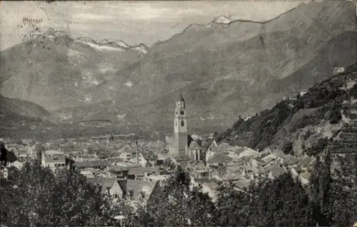 Ak Meran Merano Südtirol, Blick auf  Berge im Hintergrund, Kirchturm sichtbar