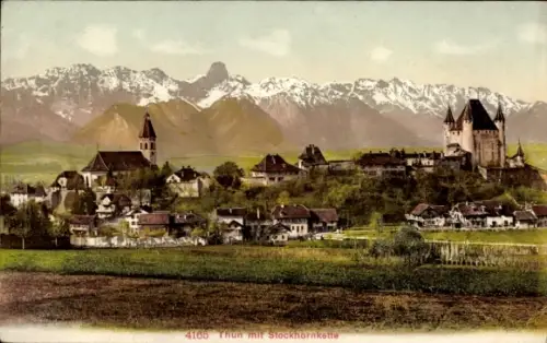 Ak Thun Kanton Bern Schweiz, Thun mit Stockhornkette, Berge im Hintergrund,  Gebäude, 