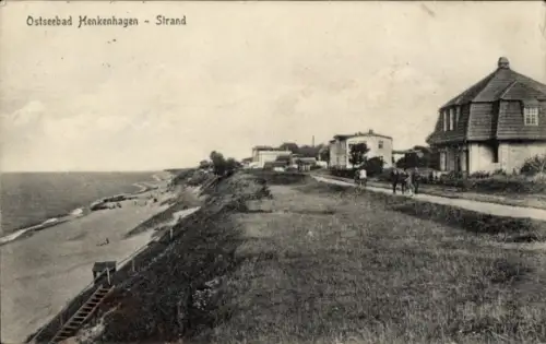 Ak Ustronie Morskie Henkenhagen Pommern, Promenade am Strand, Häuser