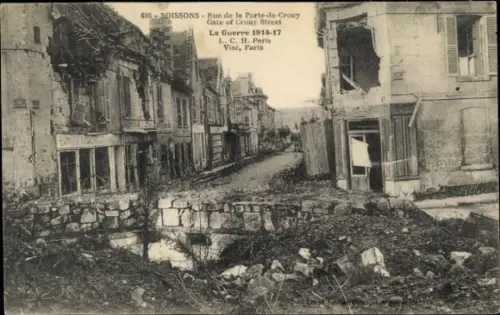 Ak Soissons Aisne, Ruine Straßenansicht, beschädigte Gebäude, zerstörte Landschaft, Kriegsschäden
