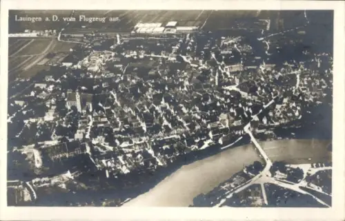 Ak Lauingen an der Donau Schwäbische Alb, Luftaufnahme von  Fluss, viele Dächer, keine Personen, 