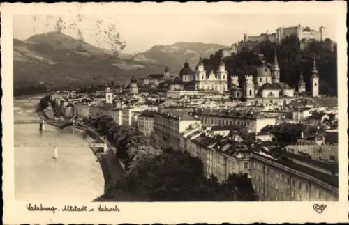 Ak Salzburg in Österreich,  Altstadt, Fluss, Berge,  Gebäude