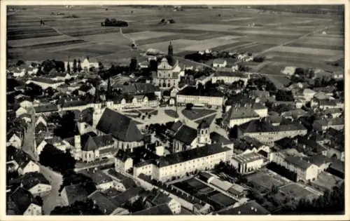 Ak Altötting in Oberbayern, Luftaufnahme von  Stadtansicht, Kirchen, Plätze, Felder