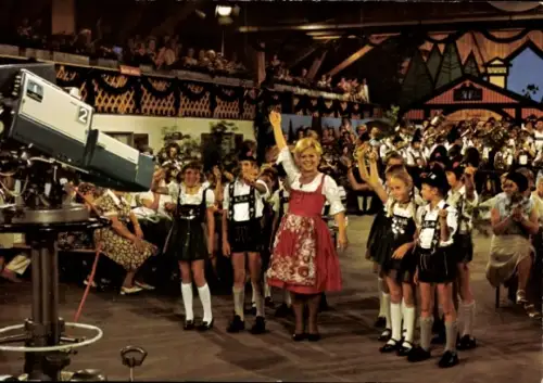 Ak Maria Hellwig, Singende Wirtin, Die Musik kommt