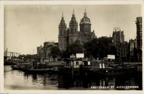 Ak Amsterdam Nordholland Niederlande, St. Nicolaaskerk,  Wasserweg, Boote, Schwarz-Weiß-Foto
