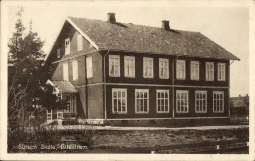 Ak Lillestrøm Norwegen, Sörum Skole,  Schulgebäude, Fensterfront, keine Personen