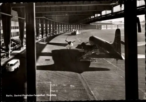 Ak Berlin Tempelhof, Zentralflughafen, Flugsteig, Flugzeug, VW-Bus