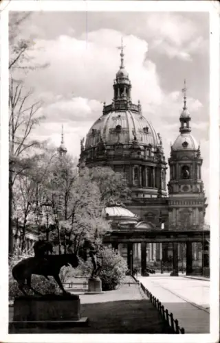 Ak Berlin Mitte, Berliner Dom, Statue eines Löwen, Bäume, Wolken