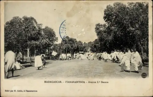 Ak Fianarantsoa Madagaskar, Straße in  Menschen in traditioneller Kleidung, Bäume