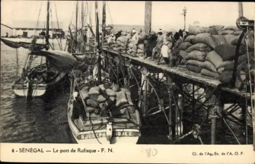 Ak Rufisque Senegal, Hafen von Rufisque, Schiffe, Säcke, Menschen