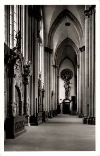 Ak Paderborn in Westfalen, Dom, nördliches Seitenschiff, hohe Säulen, Fenster, Statue