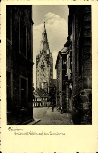 Ak Paderborn in Westfalen,  Blick auf den Domturm, Straße, Menschen,  Gebäude