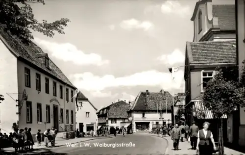 Ak Werl in Westfalen, Werl i. W. Walburgisstraße, Straßenansicht, Menschen, Gebäude