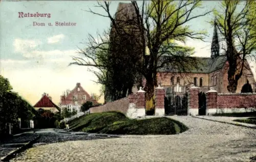 Ak Ratzeburg im Herzogtum Lauenburg,  Dom, Steintor, Bäume, Weg,  