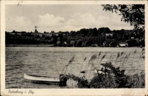 Ak Ratzeburg im Herzogtum Lauenburg, Ratzeburg i. Lbg., See mit Boot, Bäume, Wolken, Landschaft