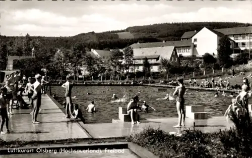 Ak Olsberg im Sauerland, Freibad, Menschen im Wasser,  Hochsauerland
