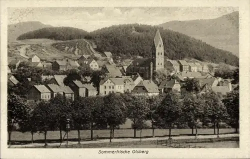 Ak Olsberg im Sauerland, Sommerfrische  Stadtansicht, Kirche, Berge im Hintergrund