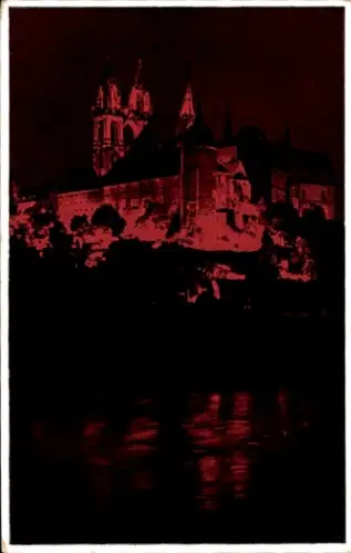 Ak Meißen an der Elbe, Burgbeleuchtung in  dunkler Hintergrund, Wasserreflexion