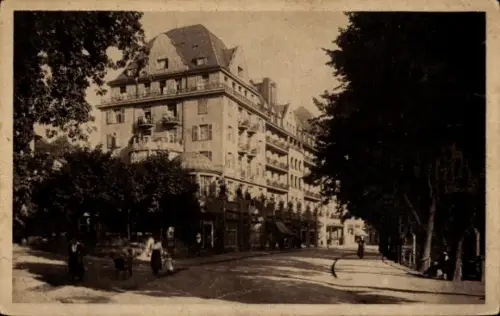 Ak Bad Elster im Vogtland, Hotel Wettiner Hof,  Straßenansicht, Bäume, Menschen