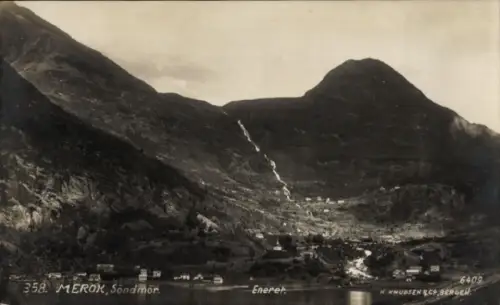 Ak Merok Norwegen, Söndmör, Gesamtansicht der Stadt mit See und Berge 
