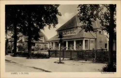 Ak Varel in Oldenburg Jadebusen, Turnhalle,  Gebäude, Zaun, Bäume