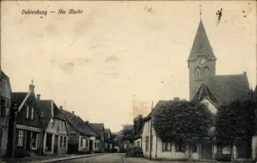 Ak Dahlenburg in der Lüneburger Heide,  Am Markt, Straße mit Häusern, Kirche