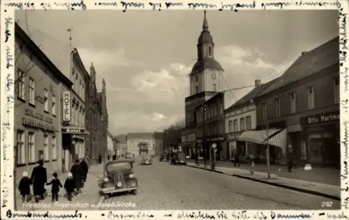 Ak Prenzlau in der Uckermark,  Friedrichstraße, Jakobikirche, alte Autos, Hotel