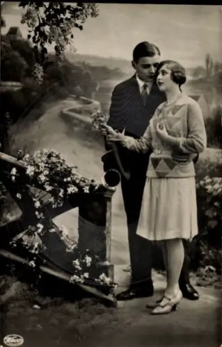 Schallplatten Ak Weco Tonbild, Liebespaar, Brücke mit Blumen