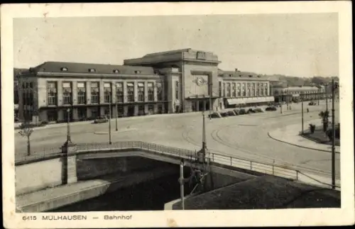 Ak Mülhausen Haut Rhin, Blick auf den Bahnhof, Autos, Straßenpartie, Brücke