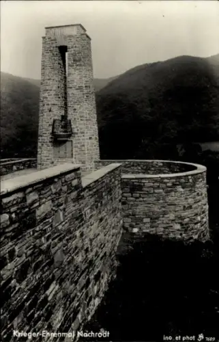 Ak Nachrodt Wiblingwerde im Sauerland, Krieger-Ehrenmal, Turm, Steinmauer, Landschaft im Hintergr