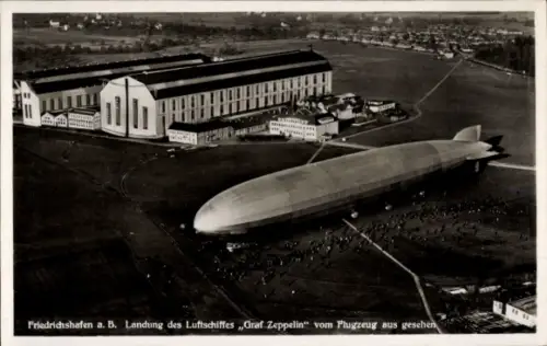 Ak Friedrichshafen am Bodensee, Luftschiff Graf Zeppelin, Landung in  Flugzeugansicht
