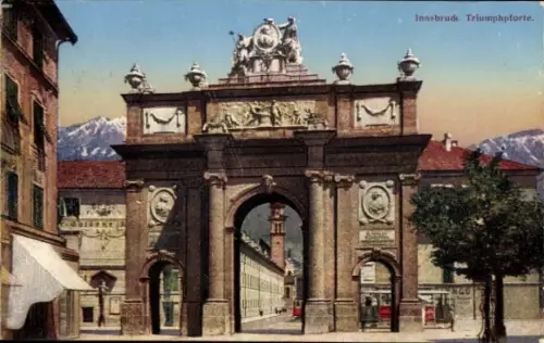 Ak Innsbruck in Tirol, Triumphpforte,  Berge im Hintergrund,  Architektur