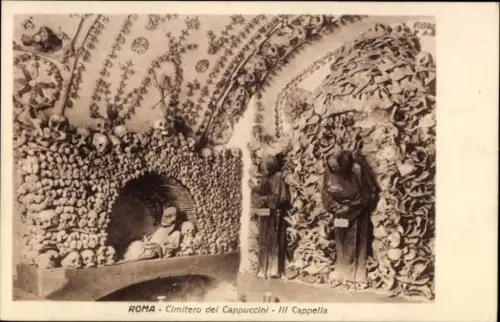 Ak Roma Rom Lazio, Cappella mit Totenschädeln, zwei Statuen, römischer Friedhof