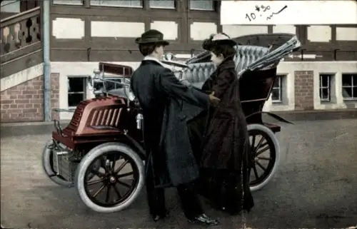 Ak Paar vor einem Automobil