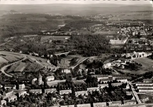 Ak Pirmasens am Pfälzerwald, Luftaufnahme von  Landschaft, Gebäude, Brücke