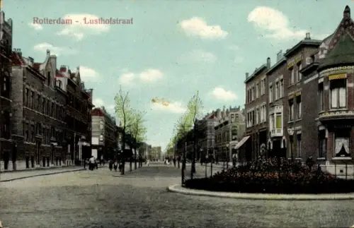 Ak Rotterdam Südholland Niederlande,  Lusthofstraat, Straßenansicht, Menschen, Blumenbeet