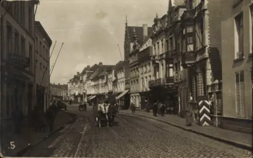 Foto Ak Menen Lys Westflandern, Straßenpartie, Rue de Lille, Liller Straße