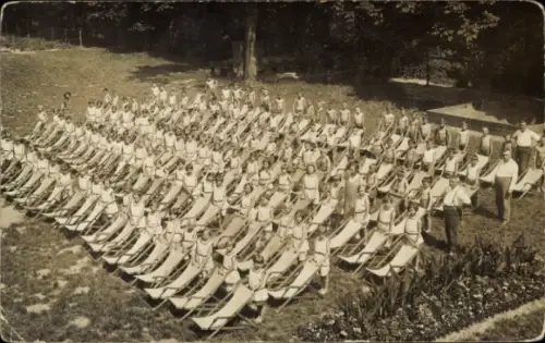Foto Ak Kindererholungsheim, Klappstühle auf einer Wiese, Kinder, Sonnenbad, Lichtbad