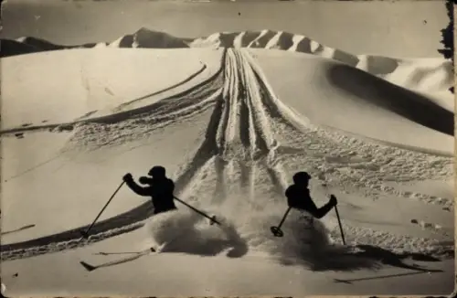 Ak Telemark Norwegen, Zwei Skifahrer fahren verschneiten Berg hinab