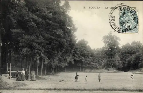 Ak Ecouen Val d’Oise, Spielende Kinder auf einer Wiese