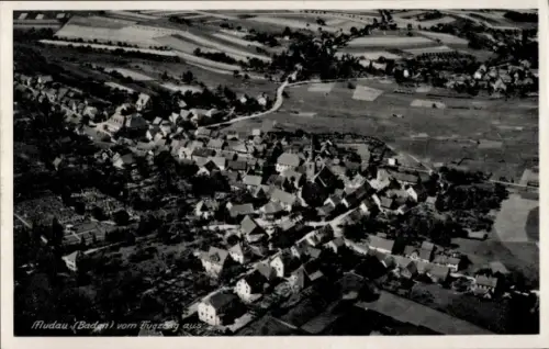 Ak Mudau im Odenwald Baden, Luftaufnahme von Mudau, Baden, Häuser, Felder, Landschaft