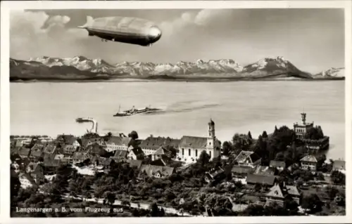 Ak Langenargen am Bodensee, Luftaufnahme von  Zeppelin, Berge, See