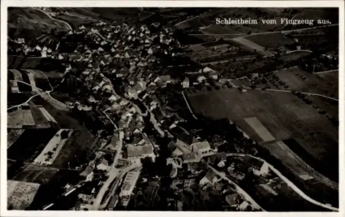 Ak Schleitheim Kanton Schaffhausen, Luftaufnahme von  viele Häuser, Felder, Flugzeugperspektive