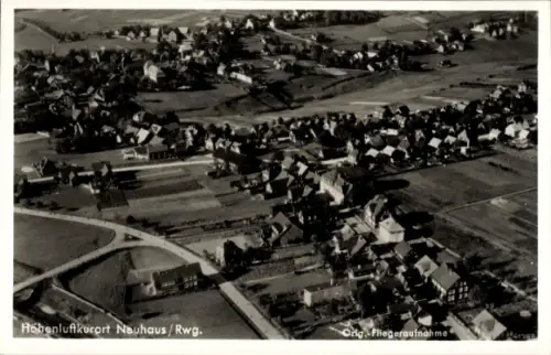 Ak Neuhaus an der Elbe, Luftaufnahme von  viele Häuser, Felder, keine Personen, schwarz-weiß