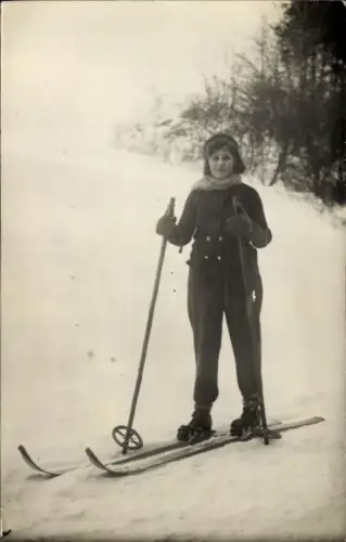 Foto Ak Junge Frau fährt Ski