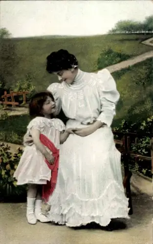 Ak Frau im weißen Kleid, Mädchen, Kleid mit roter Schleife